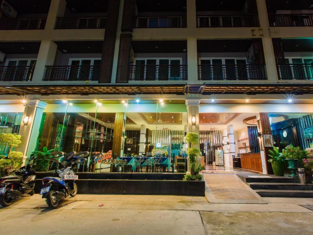 Azure Bangla Phuket Hotel Patong Buitenkant foto